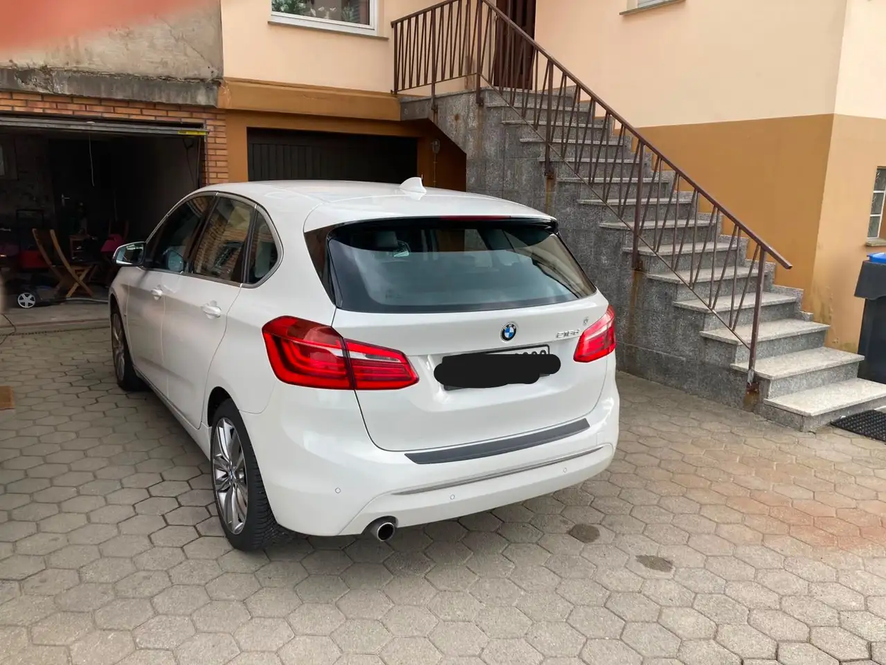 BMW 218 Active Tourer Luxury — photo 1 of 10