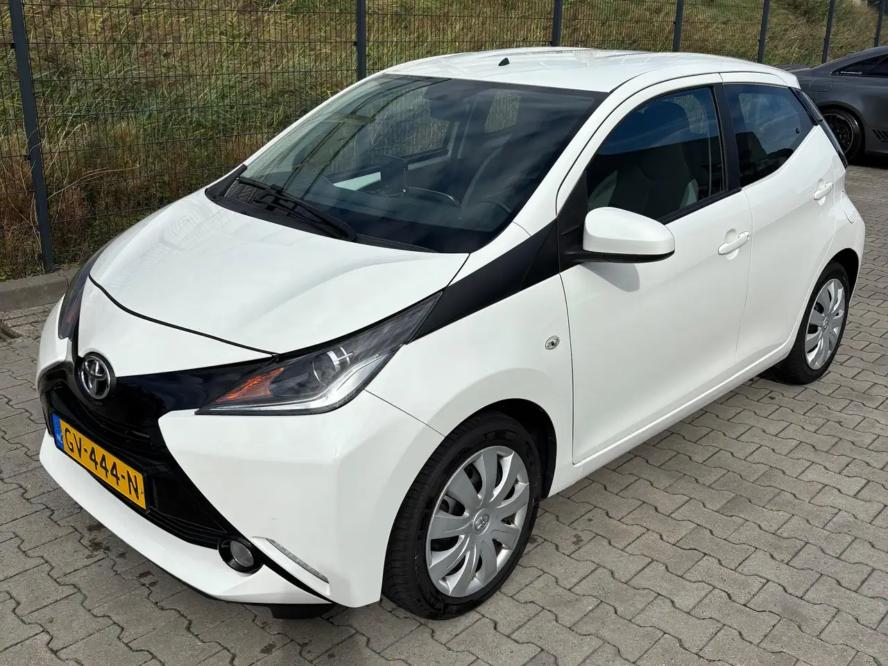 Toyota Aygo Aygo 1.0 VVT-i x-play — photo 1 of 37