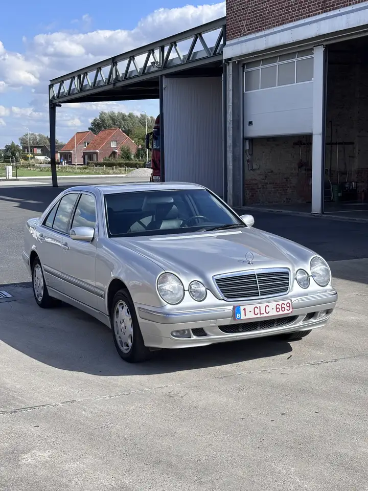 Mercedes-Benz E 220 CDI Elegance — photo 1 of 15