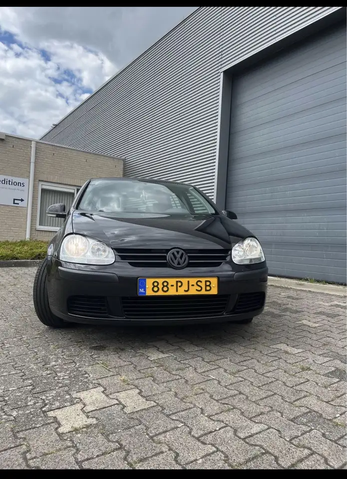 Volkswagen Golf 1.6 FSI Trendline — photo 1 of 8