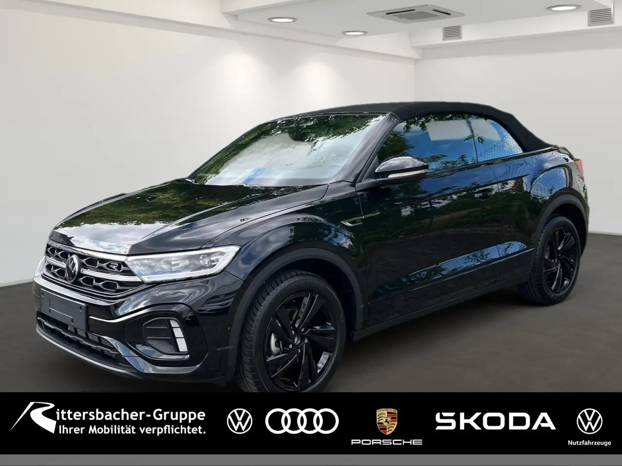 Volkswagen T-Roc R-Line1.5 l TSI DSG*AHK*BlackSty — photo 1 of 12