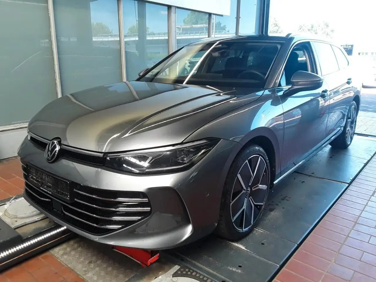 Volkswagen Passat Variant Elegance 2.0TDI DSG Navi AHK SHZ — photo 1 of 7