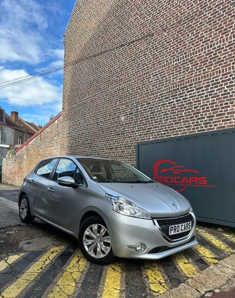Peugeot 208 1.4 HDi — photo 1 of 9