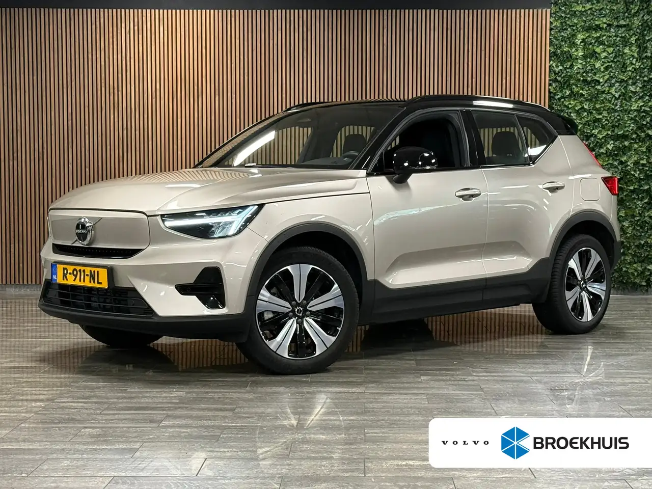 Volvo XC40 Recharge Plus 70 kWh | All-season banden | Parkeer — photo 1 of 38
