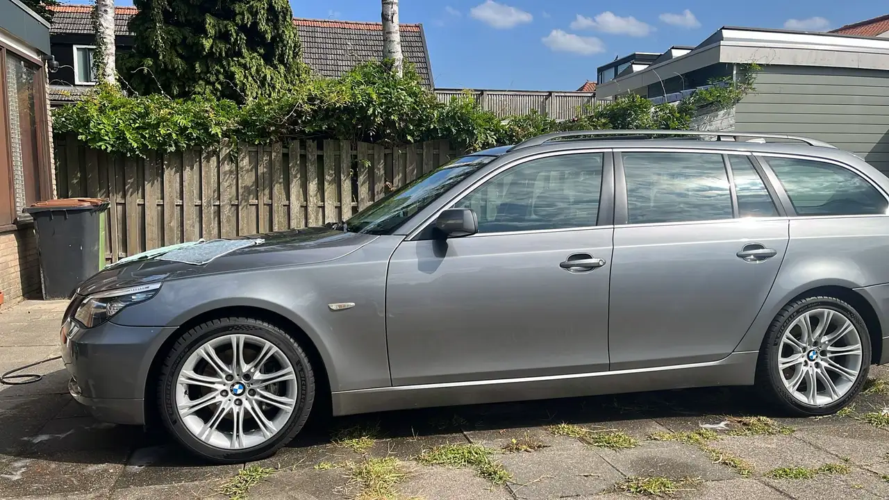 BMW 525 525i — photo 1 of 1