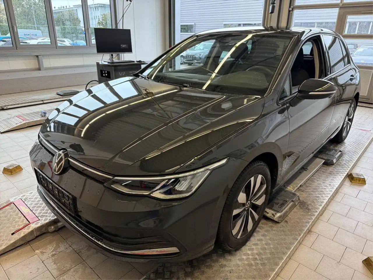 Volkswagen Golf VIII 1.0 TSI Move Einparkhilfen — photo 1 of 4