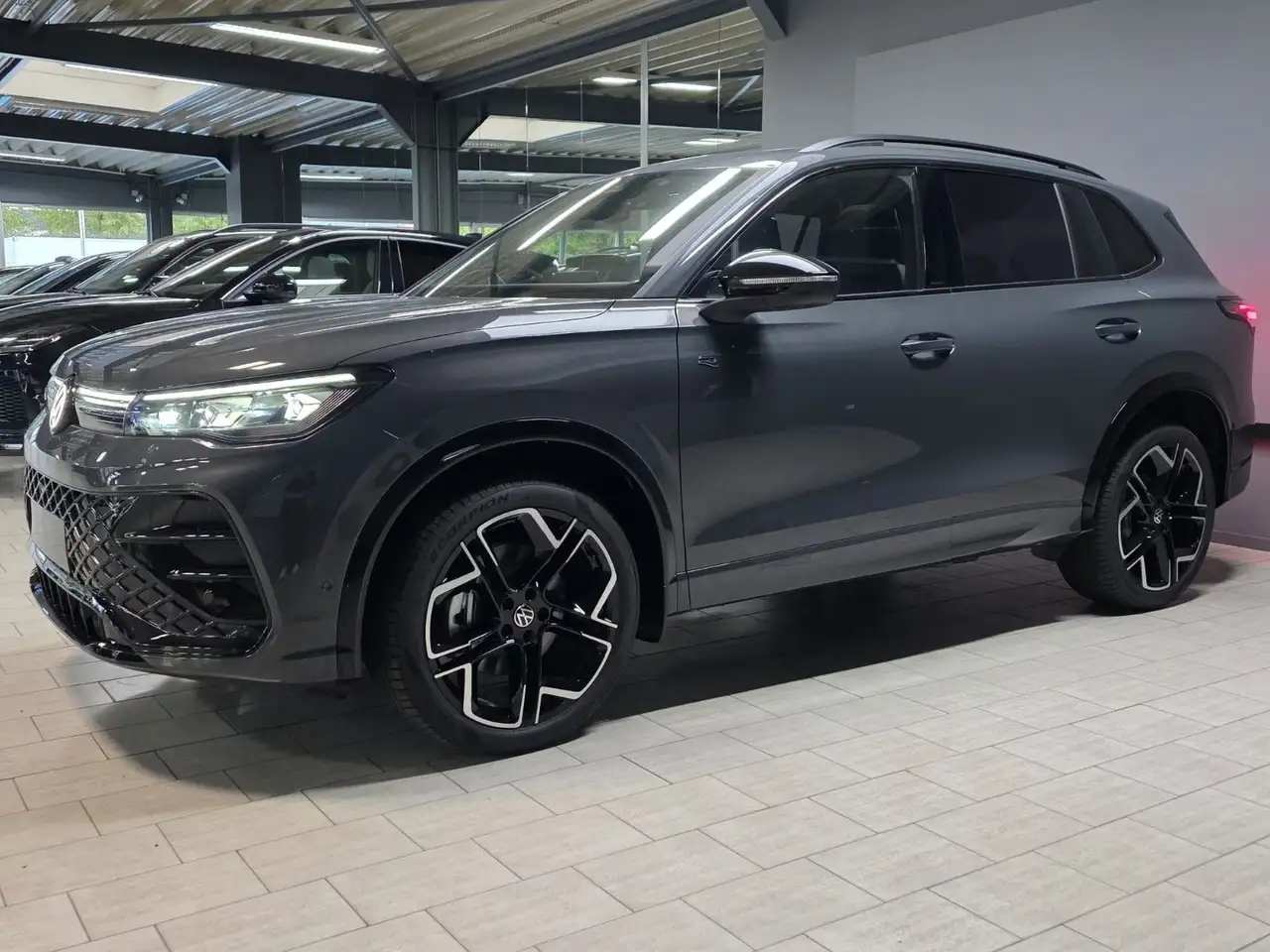 Volkswagen Tiguan 2.0 TDI RLine | 4Motion | Pano | Mass — photo 1 of 25