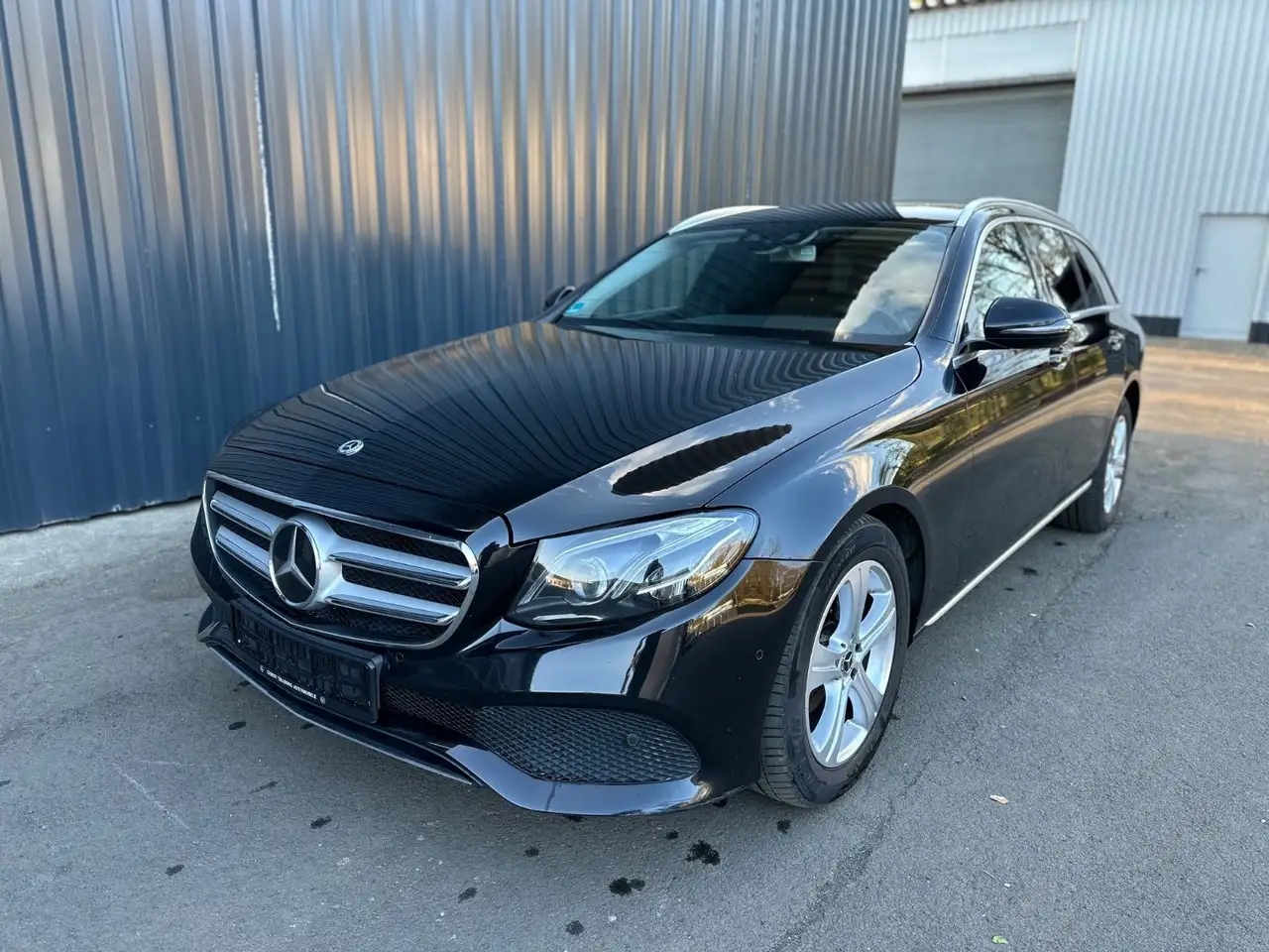 Mercedes-Benz E 220 AHK, Distronic plus,Multibeam,Scheckheft — photo 1 of 18
