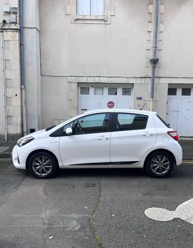 Toyota Yaris Yaris Hybride Pro 100h Dynamic Business — photo 1 of 6