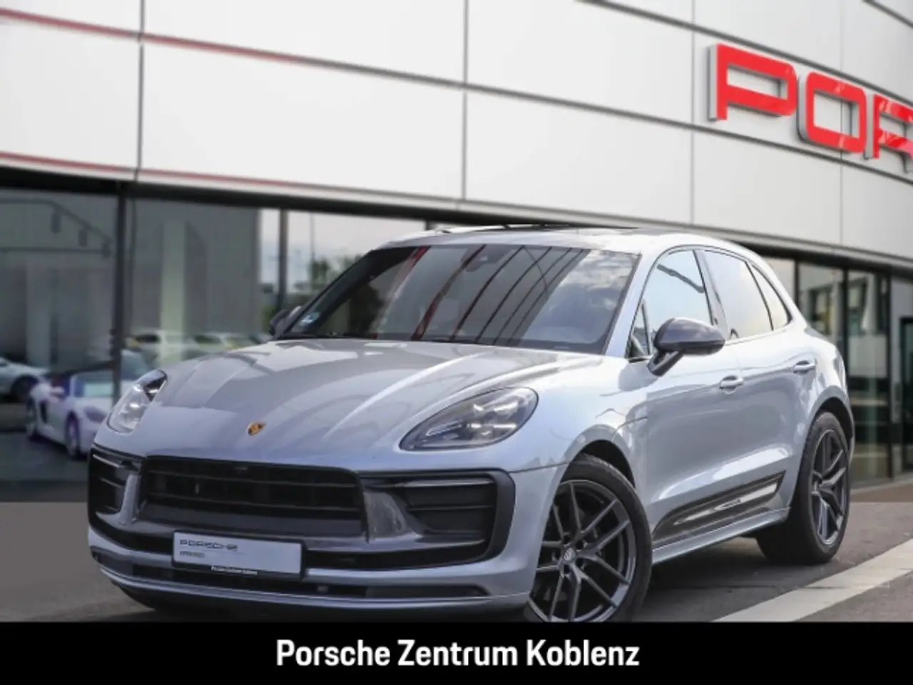 Porsche Macan T — photo 1 of 28