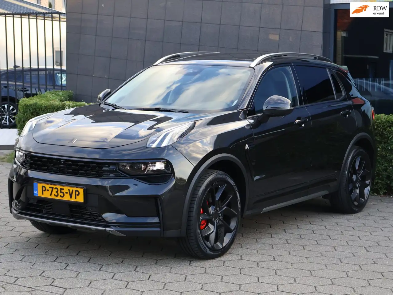 Lynk & Co 01 1.5 Black Edition |Pano|360|Autopark|Adaptive — photo 1 of 40