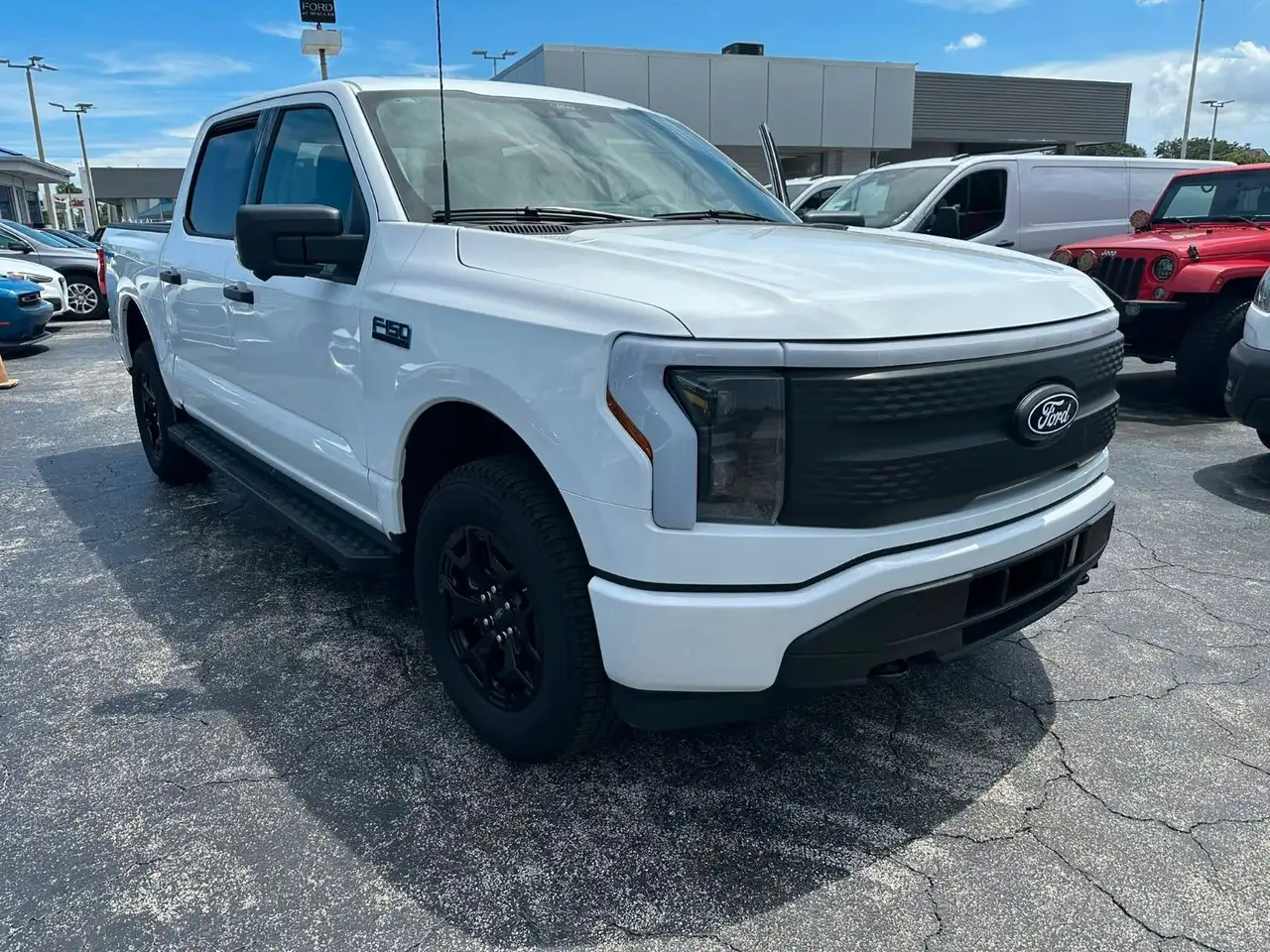 Ford F 150 Lightning XLT 2025 weiss im Vorlauf +18 — photo 1 of 15