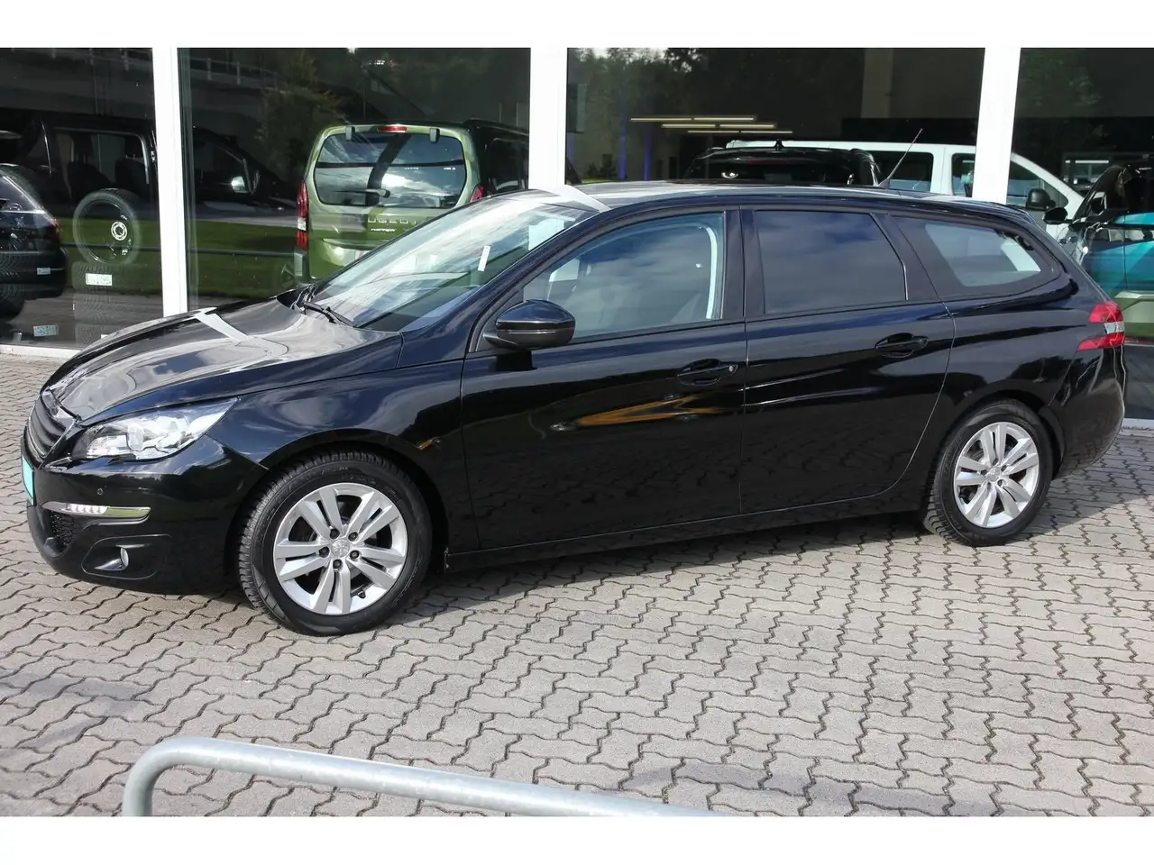 Peugeot 308 SW Active PT 130 EAT8 GJR AHK EPH v+h SHZ — photo 1 of 25