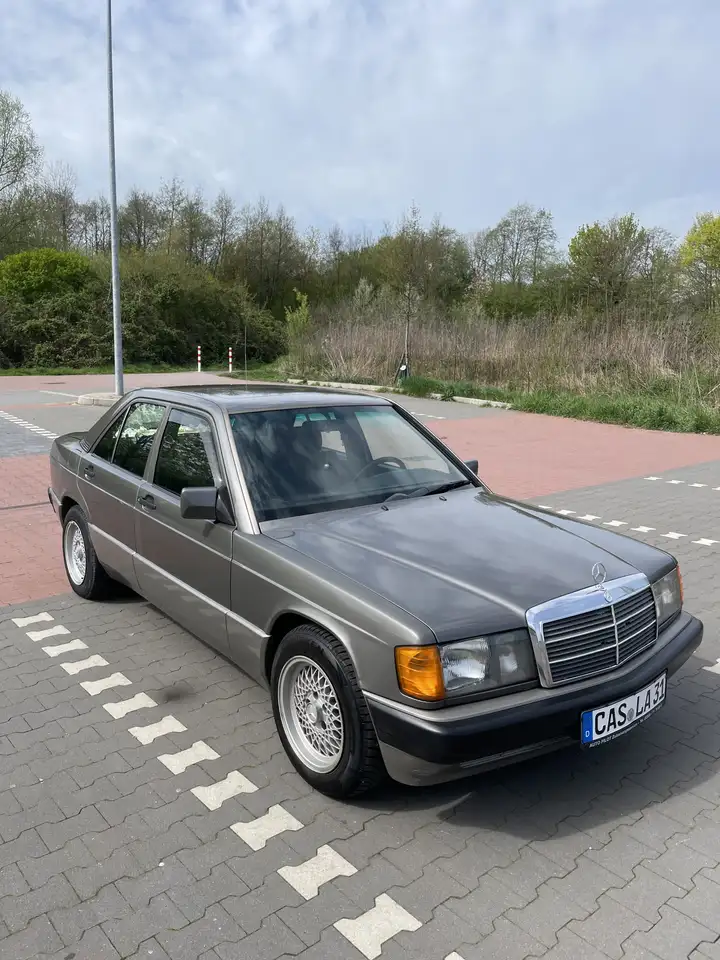 Mercedes-Benz 190 E 2.0 — photo 1 of 6