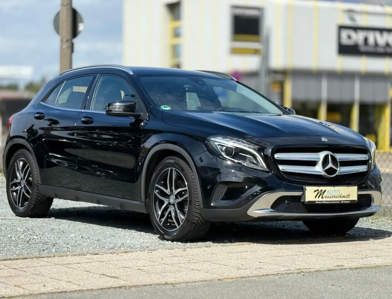 Mercedes-Benz GLA 200 AUTOMATIK AHK NAVI XENON SHZ KLIMA — photo 1 of 17