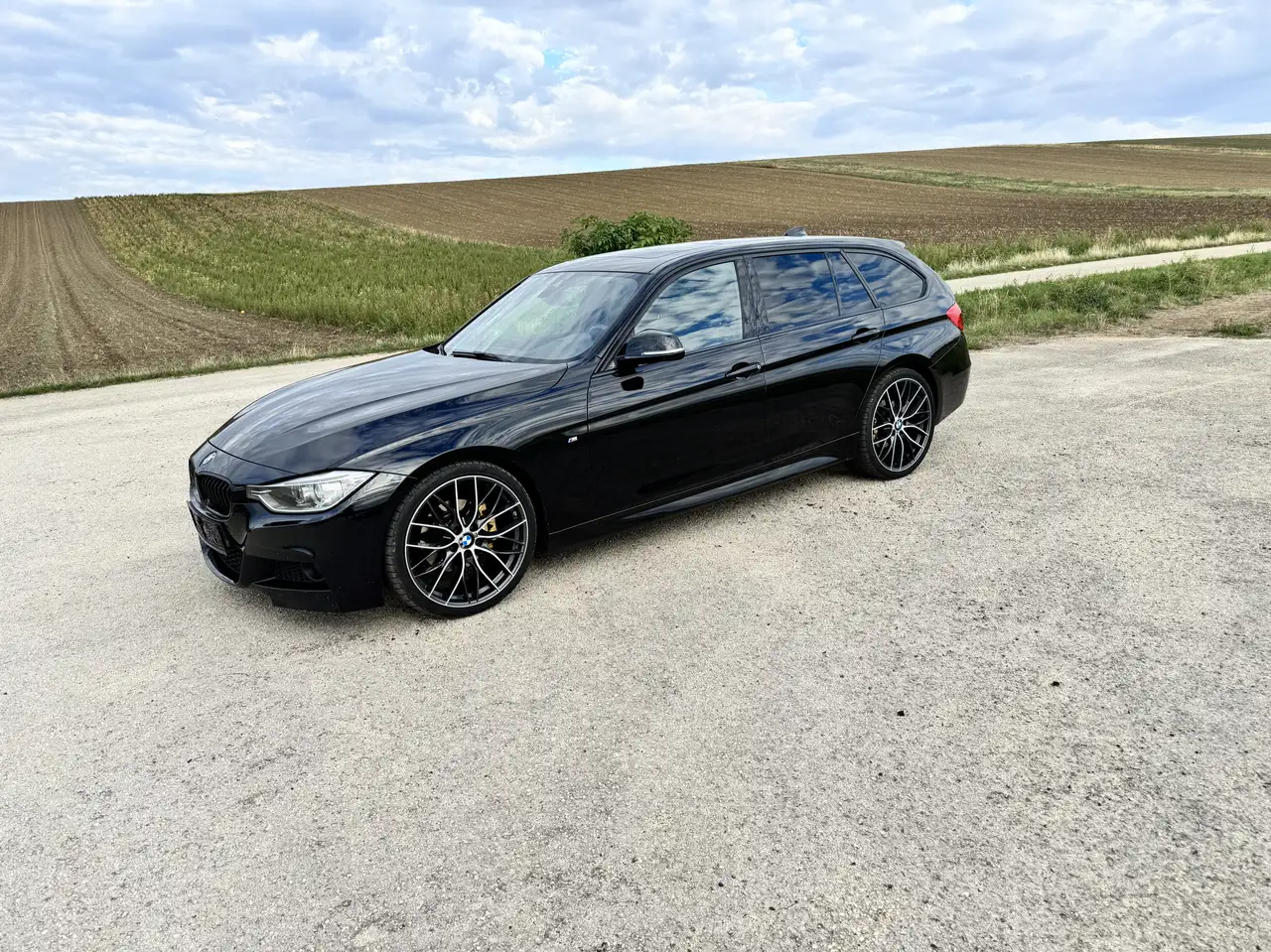 BMW 320 320d xDrive Touring M-Paket — photo 1 of 20