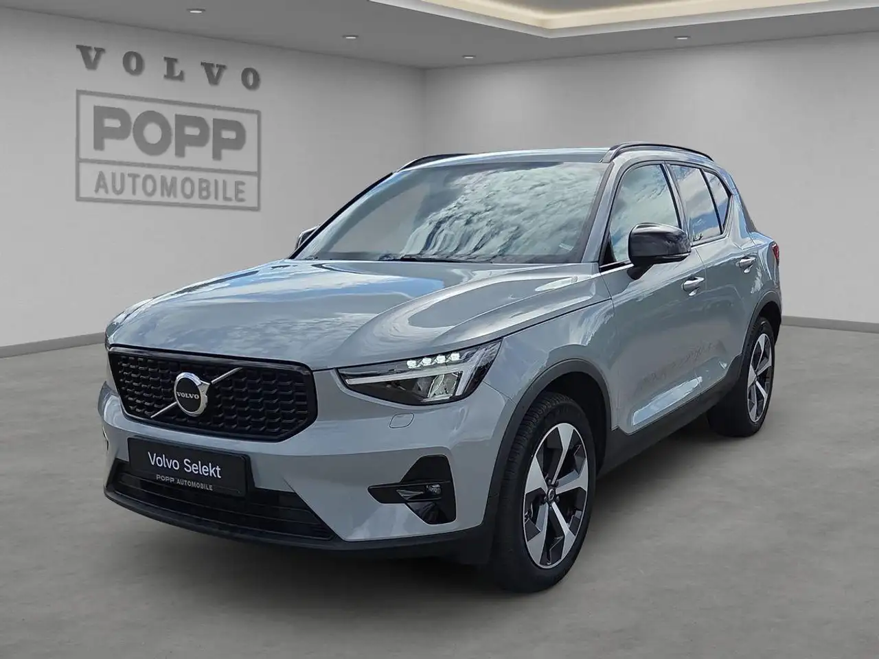 Volvo XC40 B3 FWD Plus Dark ACC BLIS CAM FHZ H&K LHZ — photo 1 of 17