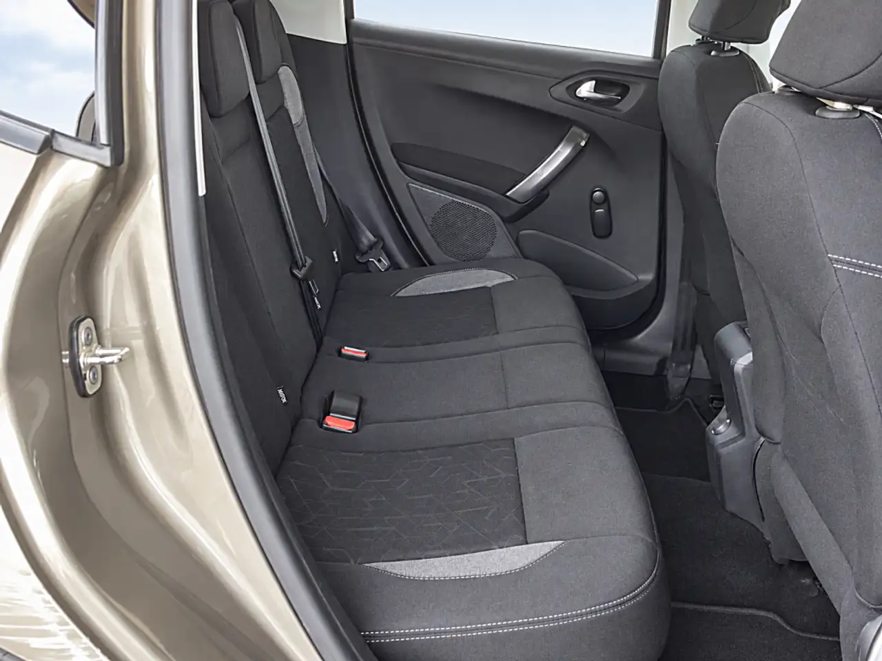 2017 Peugeot 2008 1.2 PureTech S&S Style 110, photograph 11