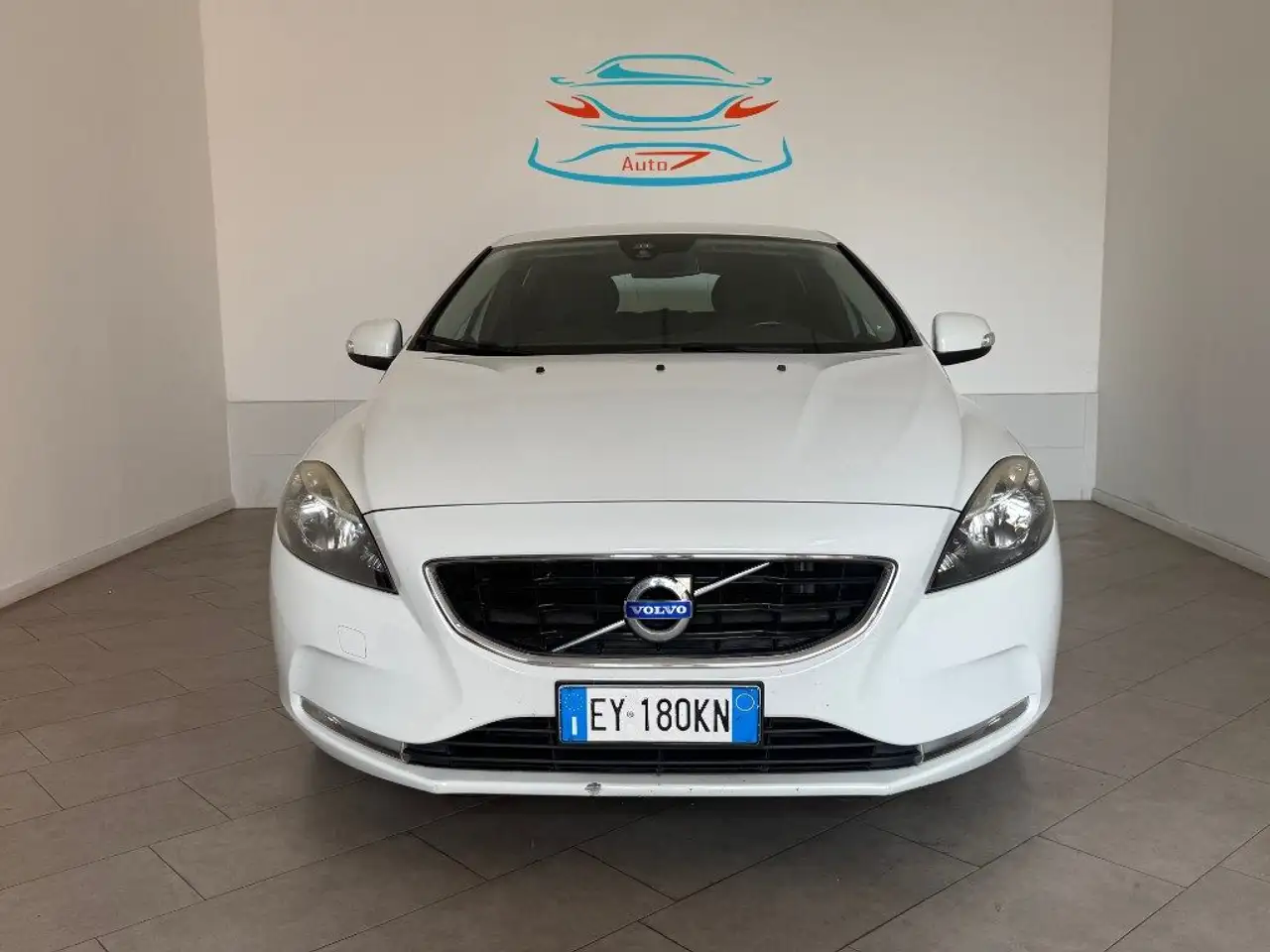 Volvo V40 T2 Summum — photo 1 of 15
