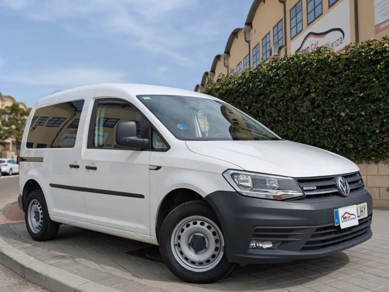 Volkswagen Caddy 1.4 TGI GNC Kombi — photo 1 of 25