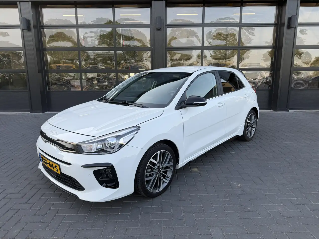 Kia Rio 1.0 T-GDI GT-Line Camera / Carplay — photo 1 of 21
