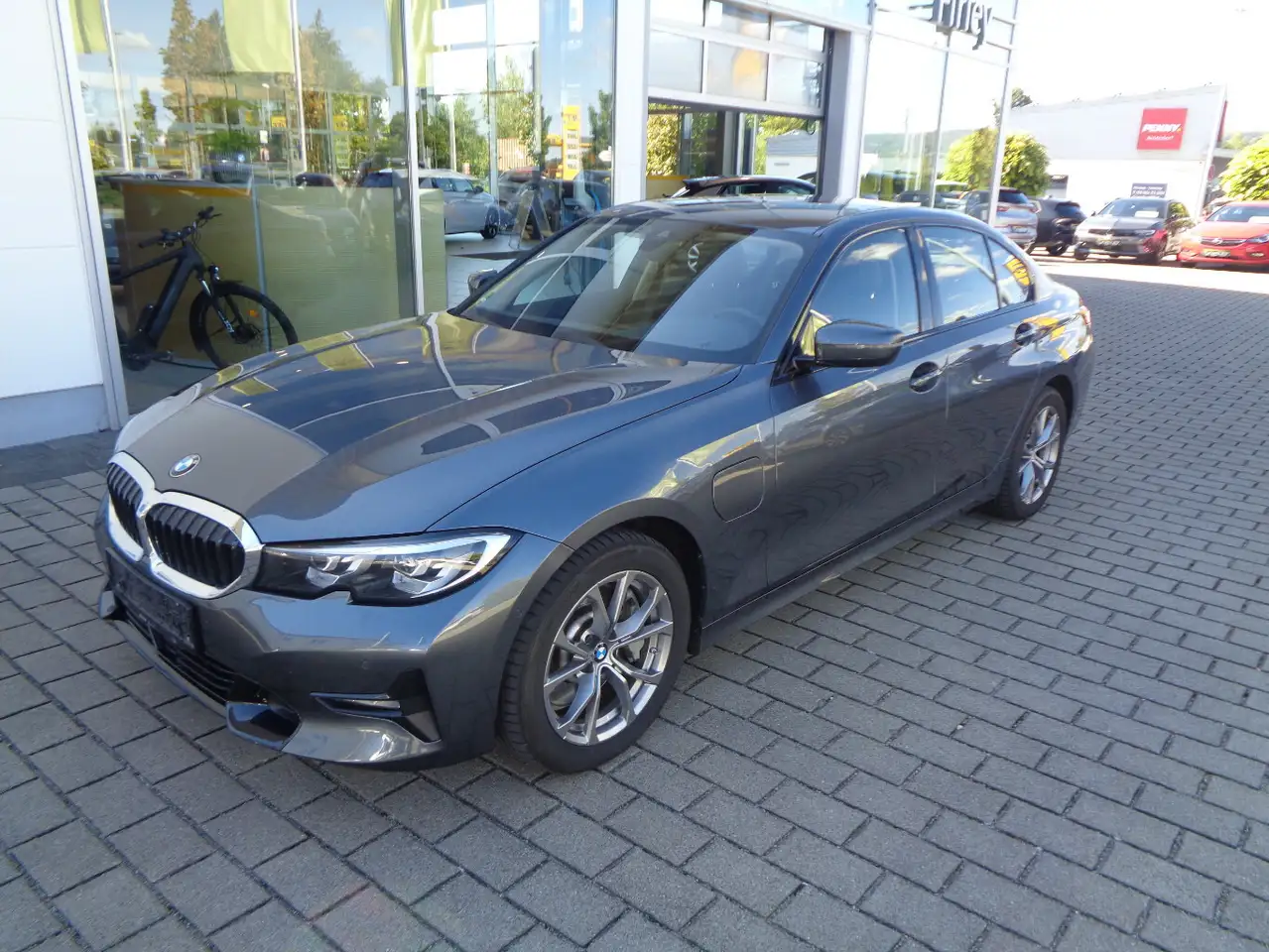 BMW 330 330e Sport Line — photo 1 of 25