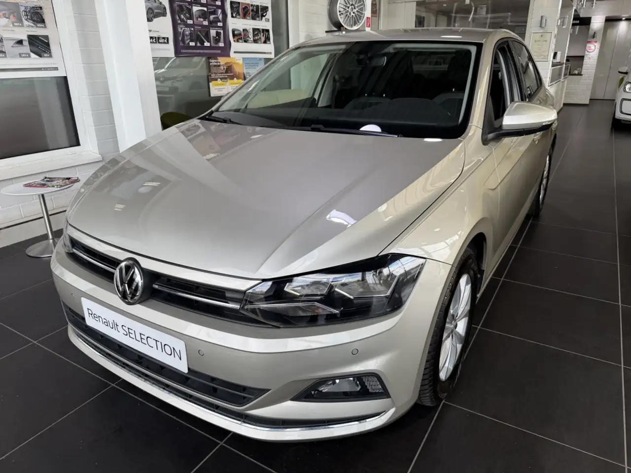 Volkswagen Polo 1.0 TSI 90PS — photo 1 of 8