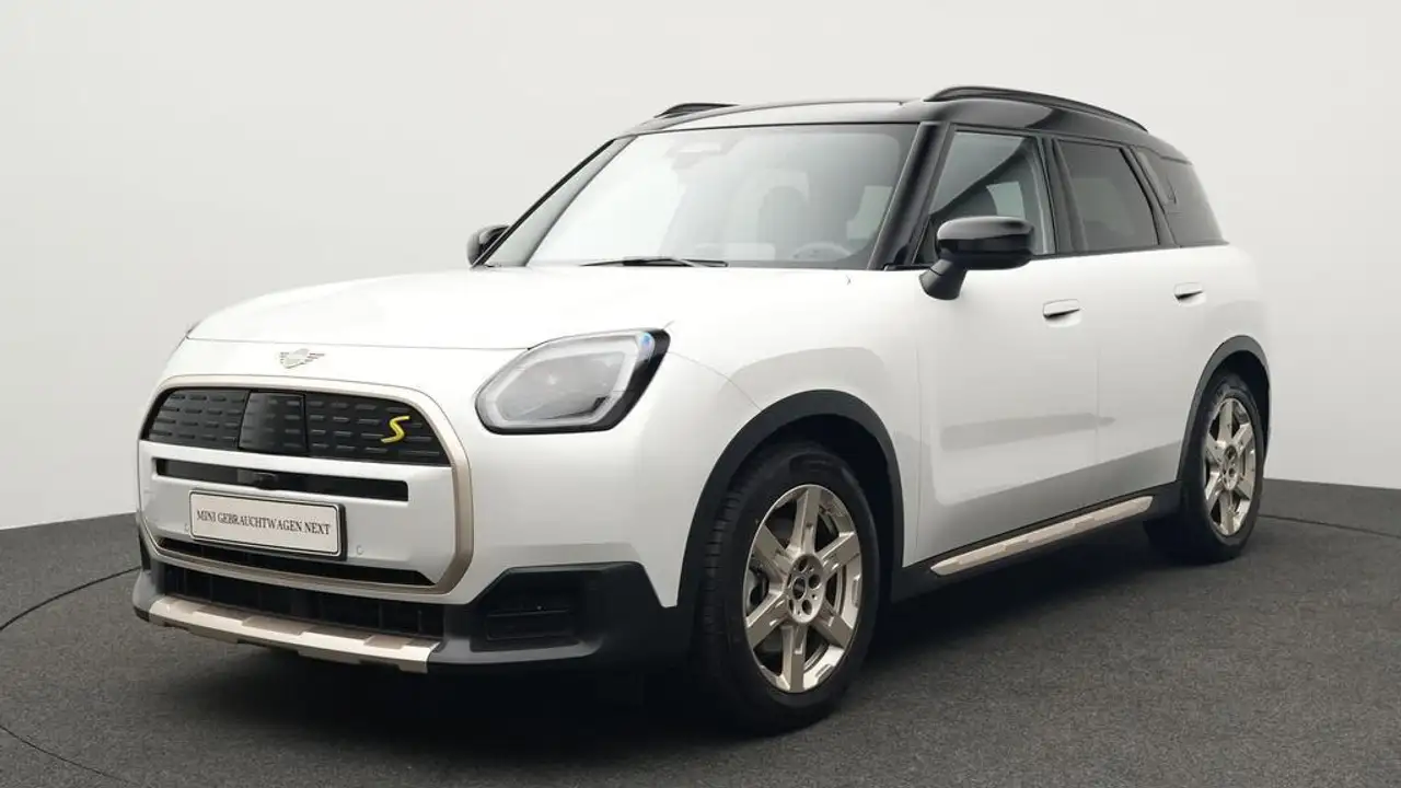 MINI Countryman SE All4 Favoured Trim — photo 1 of 26