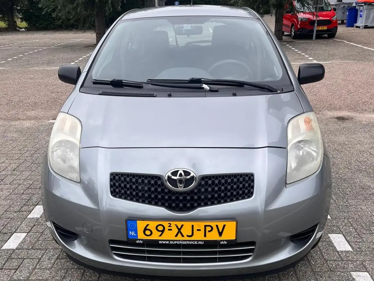 Toyota Yaris Yaris 1.0 VVTi — photo 1 of 12