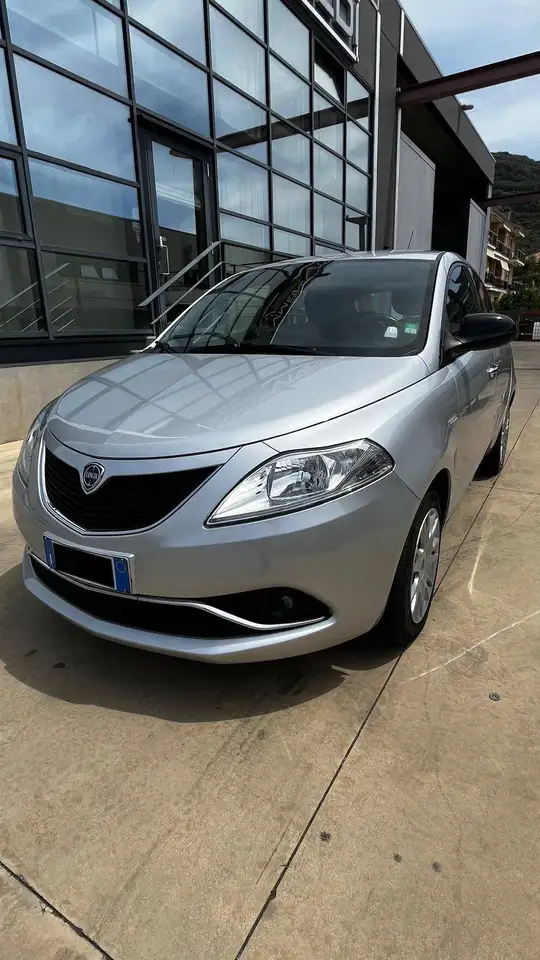 Lancia Ypsilon Ypsilon III 2015 1.2 Silver 69cv — photo 1 of 11