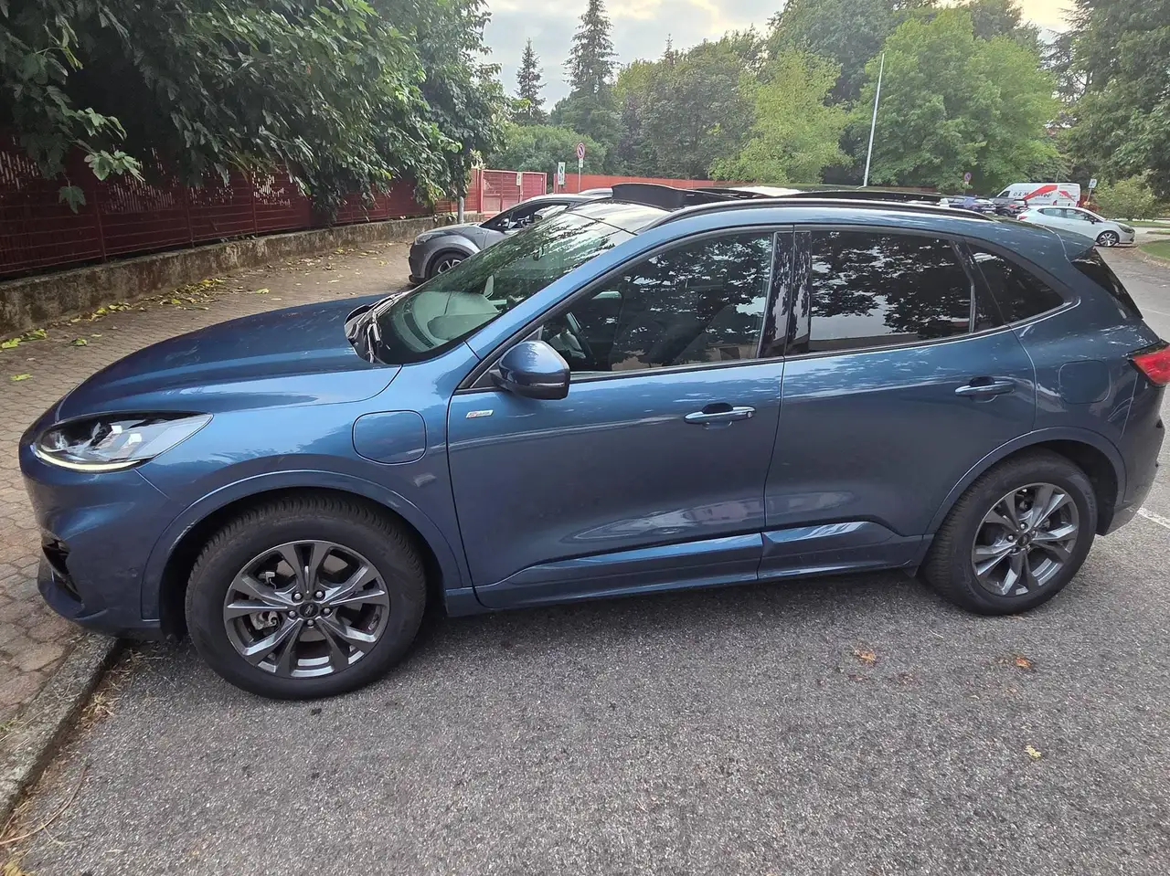 Ford Kuga Kuga 2.5 phev ST-Line 2wd 225cv e-shifter — photo 1 of 15
