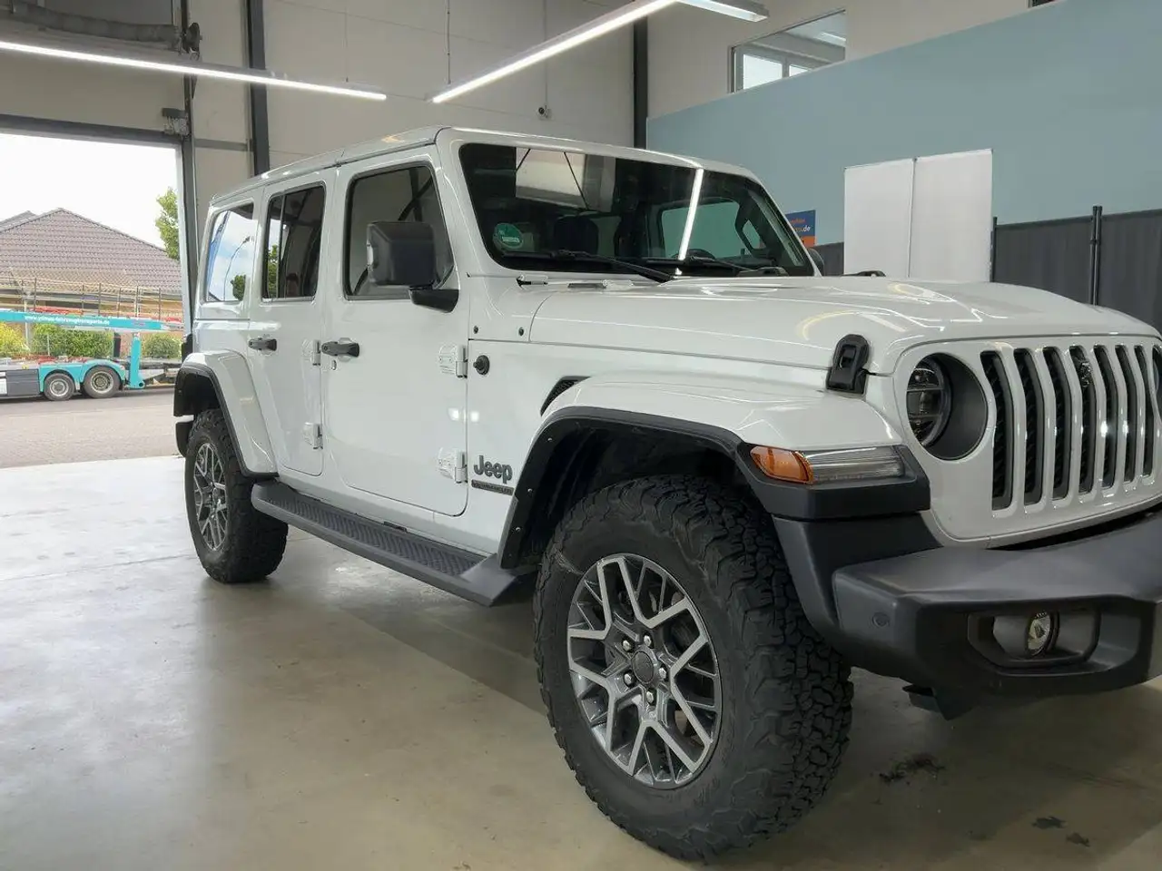 Jeep Wrangler Plug-In Hybrid 80th Anniversary 4xe — photo 1 of 15