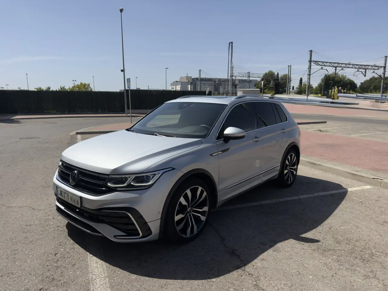 Volkswagen Tiguan 2.0TDI R-Line DSG 110kW — photo 1 of 20