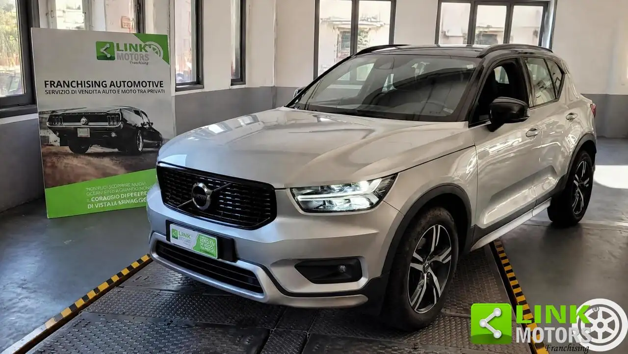 Volvo XC40 D4 AWD Geartronic R-design — photo 1 of 12