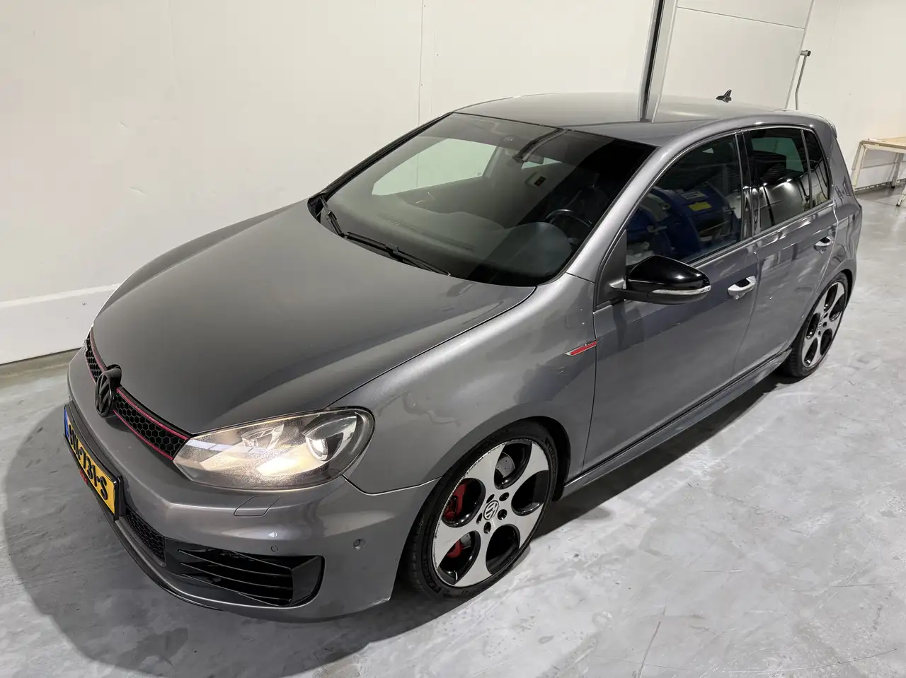 Volkswagen Golf 2.0 GTI — photo 1 of 12