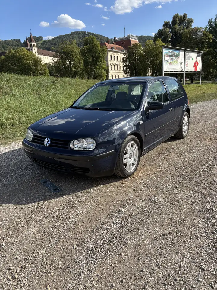 Volkswagen Golf — photo 1 of 15