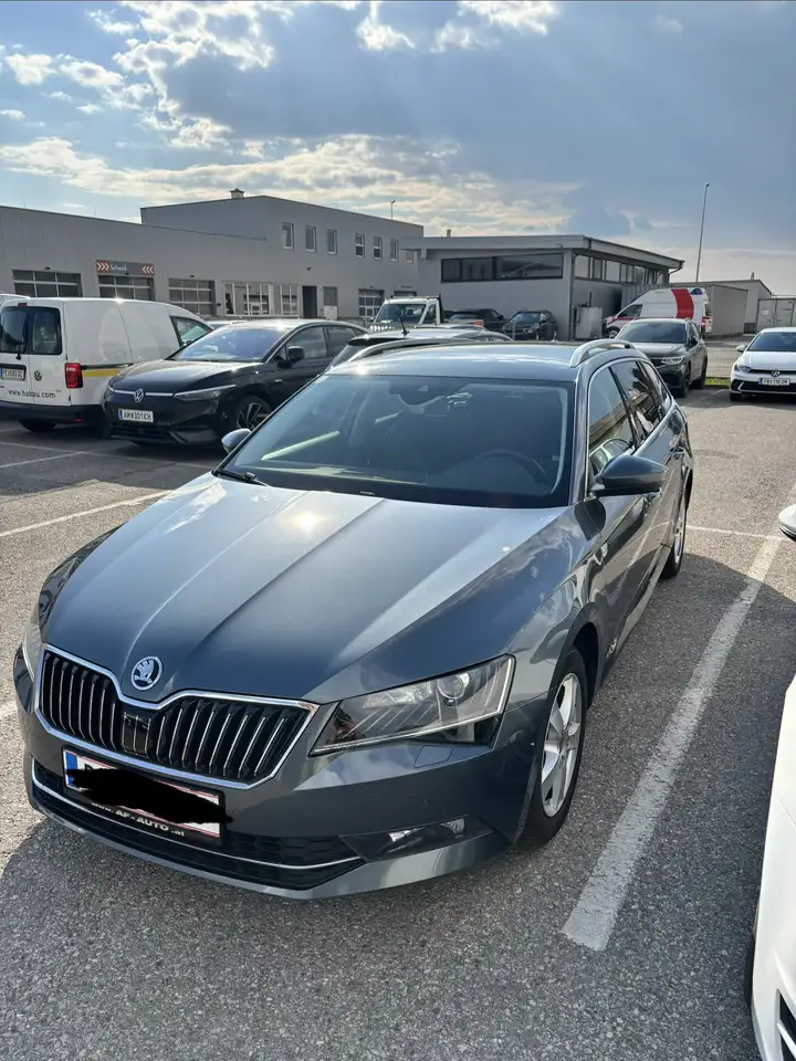 Skoda Superb Combi 2.0 TDI Style — photo 1 of 14