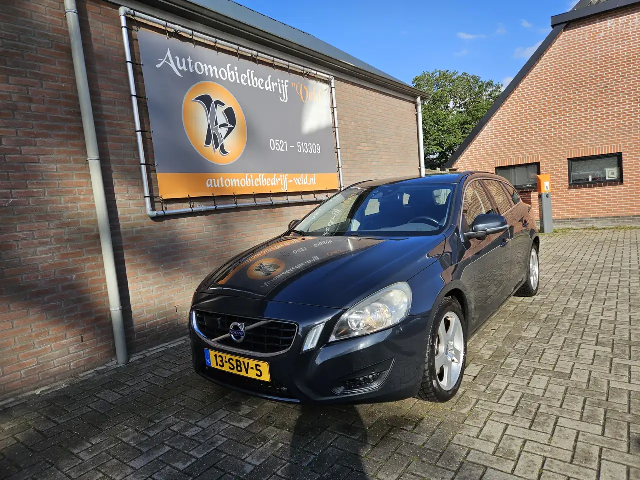 Volvo V60 2.0T Momentum — photo 1 of 32
