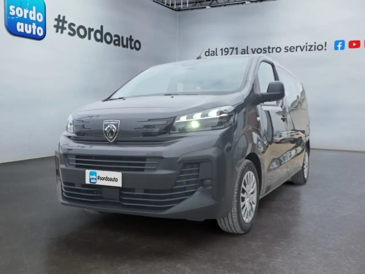 Peugeot Traveller BlueHDi 180 CV EAT8 9 posti — photo 1 of 15