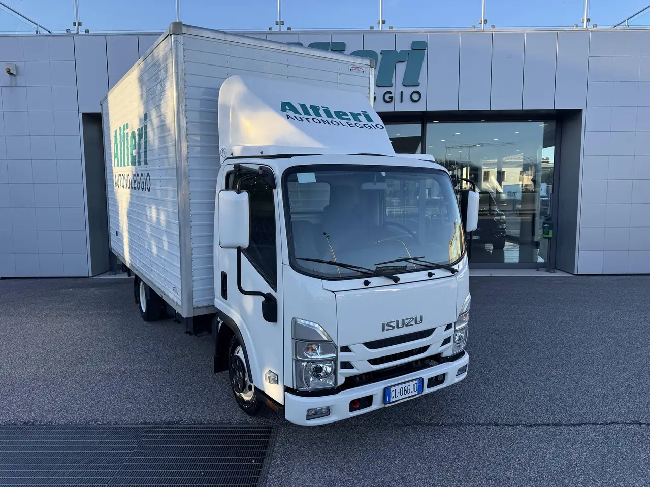 Isuzu N35 M21 Container 120cv E6D 4500x2060x2300 kg 1000 — photo 1 of 15
