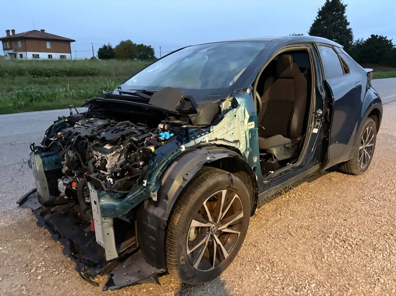 Toyota C-HR C-HR II 2023 1.8 hev Lounge fwd e-cvt — photo 1 of 7