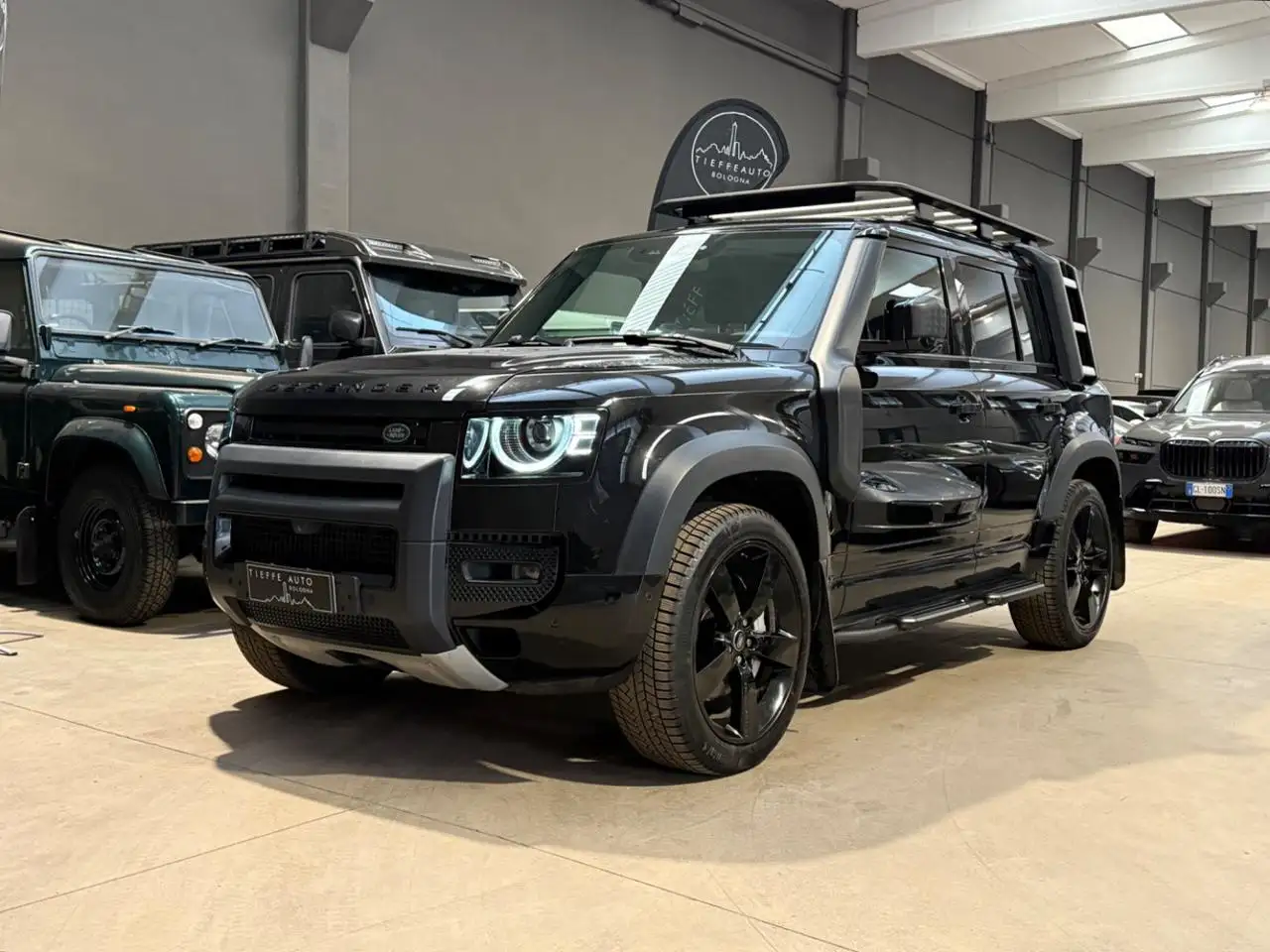 Land Rover Defender 110 3.0D I6 250 CV AWD Auto XS Edition HSE — photo 1 of 15