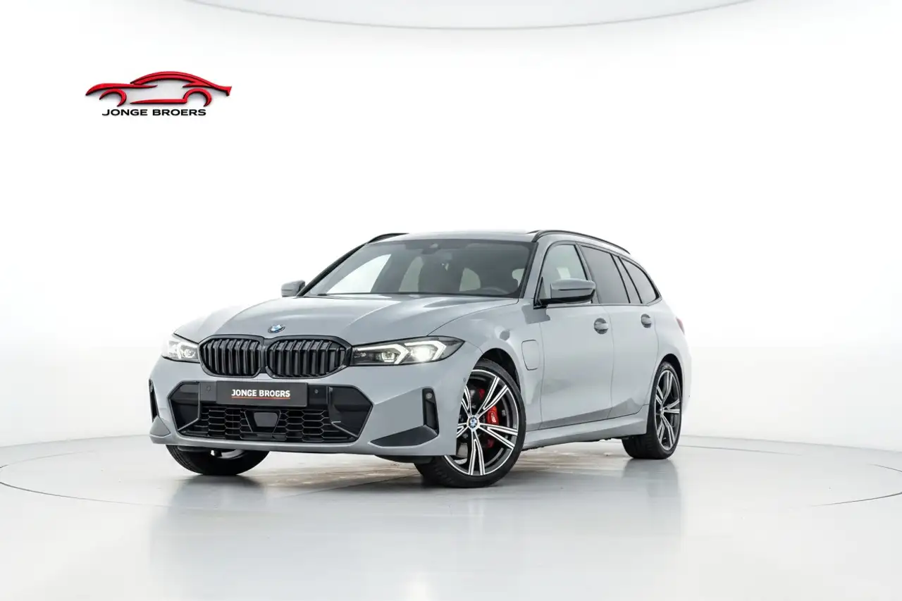 BMW 330 3-serie Touring 330e Pano/M-Sport/HUD/Trekhaak — photo 1 of 40