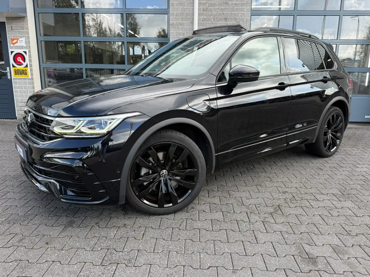 Volkswagen Tiguan 1.4 TSI eHybrid R-Line Black Style|SCHUIFDAK|LEDER — photo 1 of 2