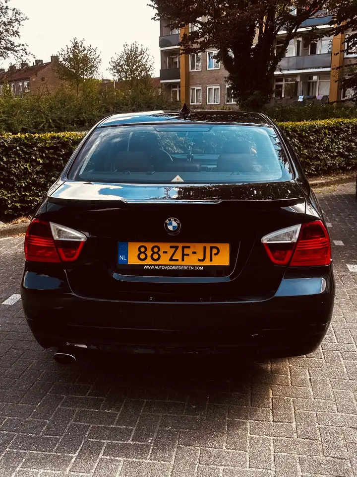 BMW 318 318i Aut. — photo 1 of 9