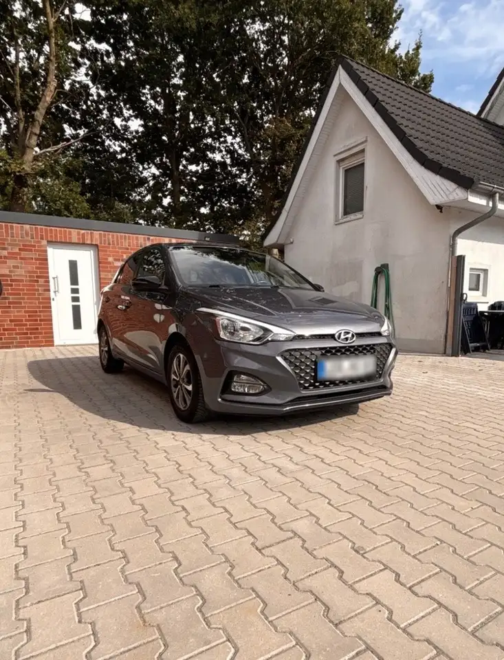 Hyundai i20 blue 1.2 YES! — photo 1 of 12