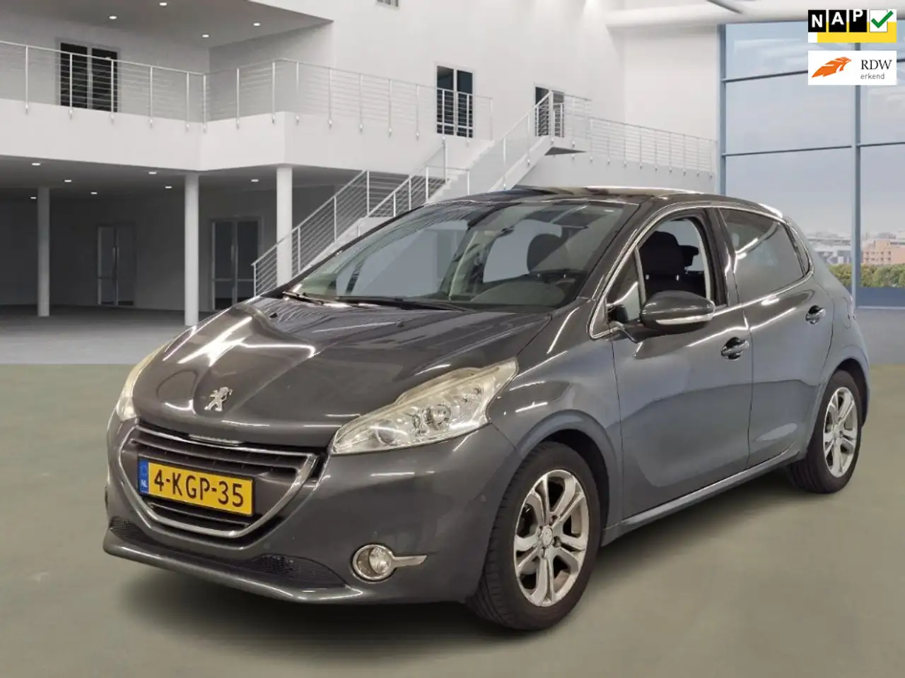 Peugeot 208 1.2 VTi Allure — photo 1 of 17