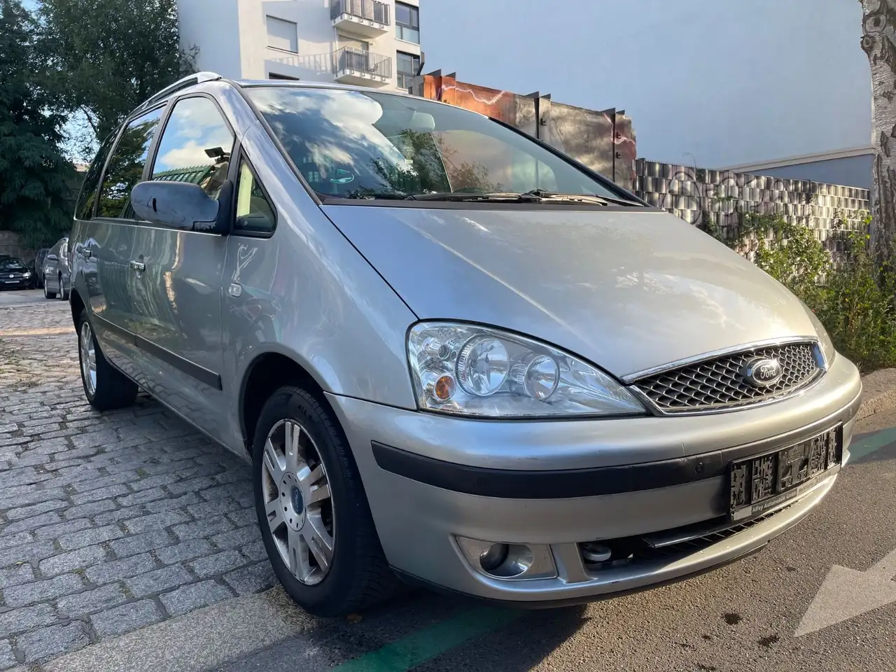 Ford Galaxy Ghia — photo 1 of 25