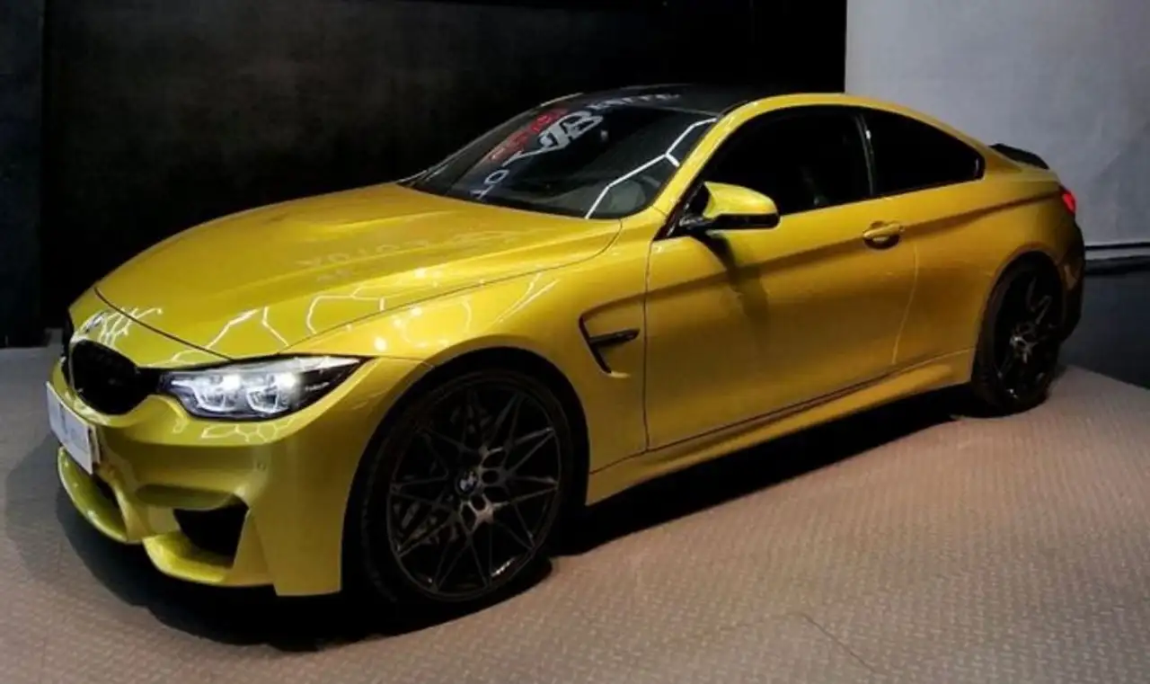 BMW M4 — photo 1 of 9