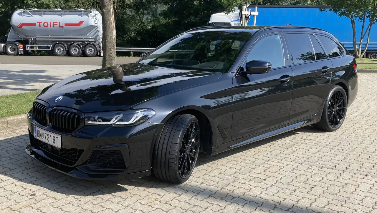 BMW 520 520d xDrive Touring M Sportpaket innen und außen — photo 1 of 12